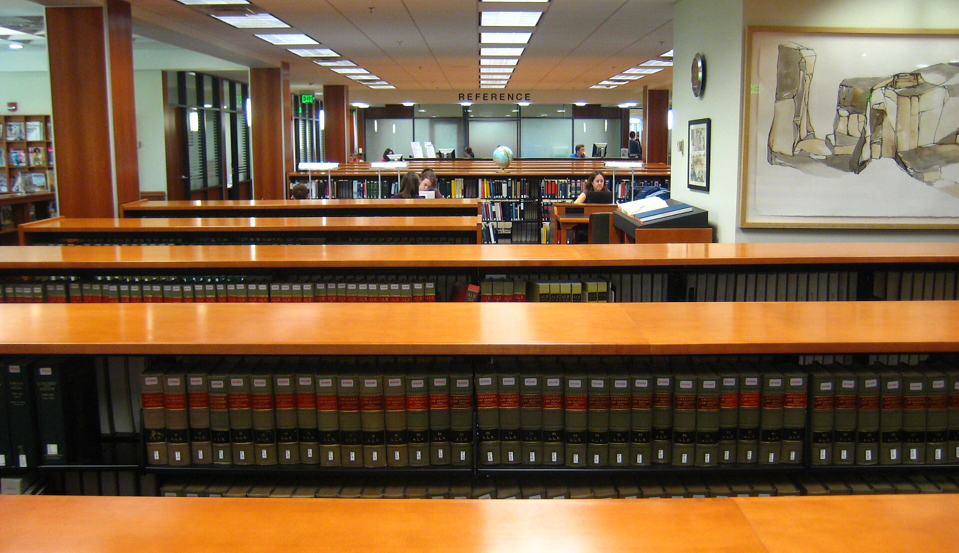 Biblioteca jurídica con colecciones de derecho