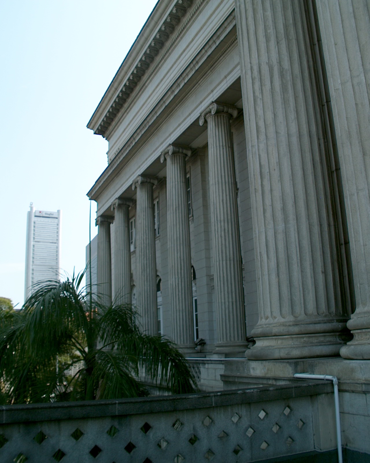 Columnas clásicas de un palacio de justicia